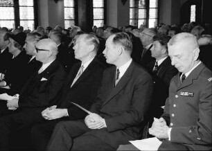 Freiburg: Kaufhaus; Ehrengäste, links; von rechts nach links: Gen. (franz.); Markgraf von Baden; Landesbischof Heidland; Landtagspräsident Gurk
