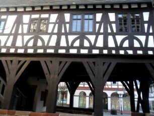 Stadtbild-Rathaus-Ansicht von Norden-offene Erdgeschoßhalle mit Holzstützen sowie Obergeschoß mit Fachwerkstruktur (verzapft) in Übersicht