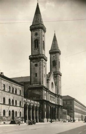 München, Ludwigstraße, Fassade der Ludwigskirche und die Staatsbibliothek
