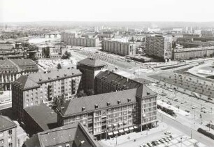 Dresden. Blick vom Rathausturm nach Nordosten über die Wohnblöcke an der Ernst-Thälmann-Straße zu den Neubauten am Pirnaischen Platz : Dresden, Pirnaischer Platz