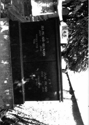 Grabstein 145 (Index: 100105291) Material: Granit Zustand: gut Maße HxBxT: 124x155x23 cm Beschreibung: Stele, breit, gerader Abschluß, getreppter Sockel Besonderheit: Doppelgrab: Grabstein 145