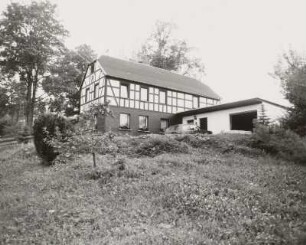Markneukirchen-Siebenbrunn (Vogtlandkreis), Wohnhaus (ehemaliges Wohnstallhaus), Sträßler Berg 8, Traufseite (Eingangsseite) mit Anbau