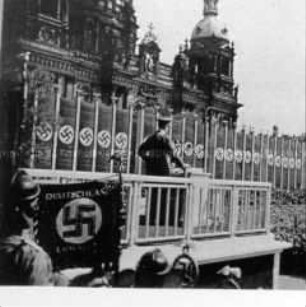 Adolf Hitler eröffnet die Maifeier im Berliner Lustgarten
