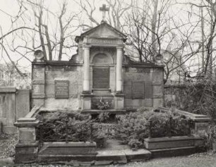 Wandgrabmal für Bessy Oecker, geborene Freemann Pales, gestorben 1845 : Mittweida, Friedhof, Wandgrabmal für Bessy Oecker, geborene Freemann Pales, gestorben 1845