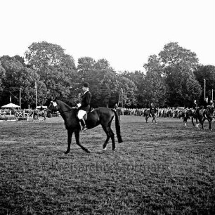Kreispferdesportverband Stormarn e.V.: Exer: Kreispferdeleistungsschau: Teilnehmer, im Hintergrund Zuschauer