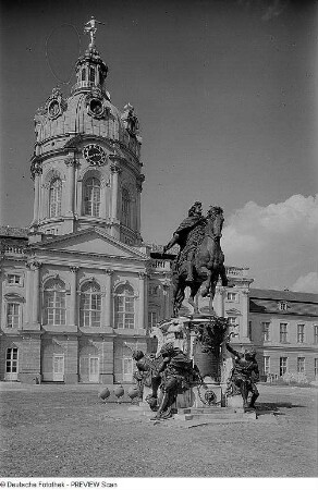 Berlin-Charlottenburg. Reiterdenkmal des Großen Kurfürsten von Andreas Schlüter (1696-1703) vor dem Schloß