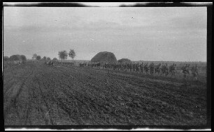bei Zenta (=Senta, Serbien): breite morastige Landstraße mit einem Soldatentrupp an der Seite, im Hintergrund hohe Strohhaufen ("Marschstraße bei Zenta")