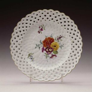 Sechs Dessertteller mit Blumendekor und durchbrochener Fahne — Kat. Nr. 246