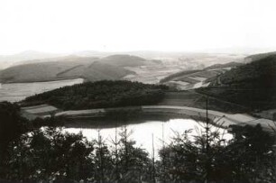 Gemündener Maar : Gemündener Maar, gegen Daun gesehen (7,2 ha, 38 m tief). Nördlichstes der drei Dauner Maare