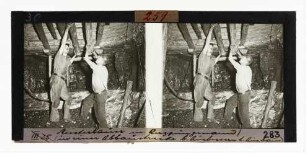 Meisterhauer und Bergjungmann in einer Abbaustrecke beim Ausbessern eines Ausbaus