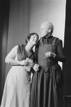 Szenenbilder aus "Die deutschen Kleinstädter", Schauspiel von August von Kotzebue. Volksbühne Berlin, 08.10.1976 (Premiere 10. Oktober 1976) : Mit Michael Gwisdek, Ursula Karusseit, Walfriede Schmitt, Werner Senftleben, Ruth Glöss, Marion van de Kamp, Wilfried Ortmann, Bodo Krämer, Erich Brauer, Harry Merkel, Klaus Mertens, Winfried Wagner, Karin Ugowski, Peter Marx