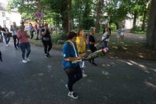 Bad Oldesloe: Kindervogelschießen: Am Bürgerpark, Blickrichtung Westen: Einzug auf den Exer: Musikzug Oldesloer Stadtgarde e. V.: im Hintergrund links Jugendfreizeitstätte (JuZe): 13. Juli 2023