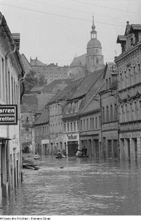 Blick in eine überschwemmte Straße
