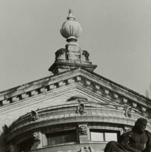 Dresden, Kunstakademie, Südgiebel mit Bekrönung