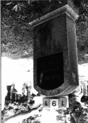 Grabstein 191 (Index: 100089611) Material: grauer Stein, schwarze eingesetzte Granitplatte Maße HxBxT: 102x45x20 cm: Grabstein 191