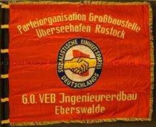 Fahne der Parteiorganisation Großbaustelle Überseehafen Rostock