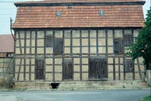 altes Fachwerkwirtschaftsgebäude mit Mansarddach, vielen Holzluken