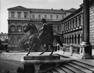 München, Akademiestraße. Akademie der Bildenden Künste (1874/1884; G. von Neureuther). Mittelpavillon mit Rampe und Prunktreppe sowie Bronzefigur Castor