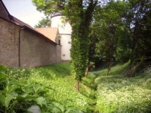 Stadtbefestigung (Nord) - Stadtmauer im Verlauf zum Bürgerturm von Osten mit Stadtgraben im Querschnitt