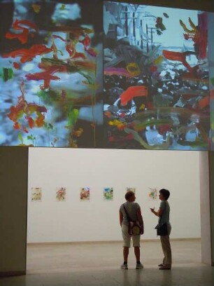 Venedig - Besucher der Biennale : Besucher betrachten zeitgenössische Kunstwerke im Pavillon von Belgien in der Biennale von Venedig. Aufgenommen am 6. August 2011