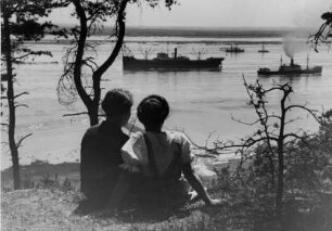 Hamburg. Blankenese. Ein junges Paar schaut am Falkensteiner Ufer auf die Elbe
