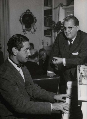 [Jaime de Mora y Aragón am Klavier]