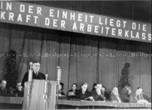 Otto Buchwitz spricht auf einer Veranstaltung der SPD