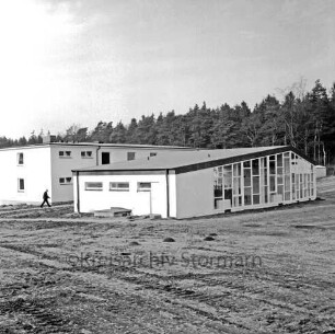 Franz-Spliedt-Heim: Jugendheim des Deutschen Gewerkschaftsbundes (DGB-Nordmark): Seebergen: Erweiterungsbau mit Lehrsaal und Bettenhaus vor Fertigstellung: vorn unbefestigte Außenanlagen