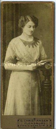 Junge Frau im hellen Kleid, Carte de visite