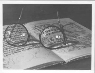 Stilleben mit Buch und Brille