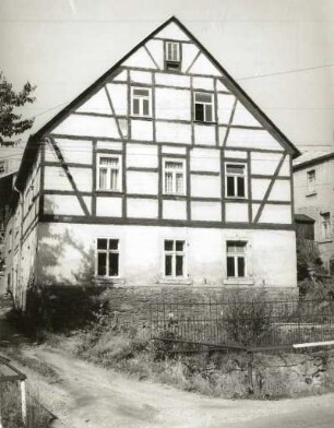 Beierfeld (Kreis Schwarzenberg), August-Bebel-Straße 51. Gehöft. Giebelseite Wohnstallhaus