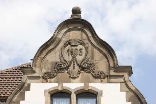 Fabrikantenvilla Freund — Giebelrelief