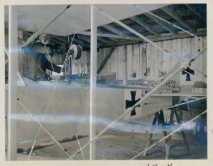 Foto eines hochhebbaren Pivots für ein Maschinengewehr am Drehturm eines "Rumpler C Flugzeugs"