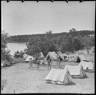 Jugendliche im Kinderferienlager in Prieros-Brück, Bild 1, Juli 1964. SW-Foto © Kurt Schwarz.