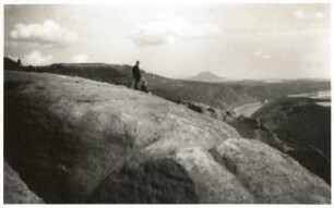Sächsische Schweiz, Blick von den vorderen Schrammsteinen nach Südosten auf den Großen Winterberg und den Rosenberg