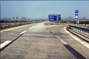 Einfahrt in Kreisel Südost (Schaffhausen Richtung Engen) von Nebenfahrbahn Süd (Schaffhausen Richtung AK Hegau)