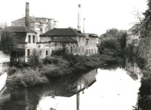 Dresden-Löbtau. Fabrikgebäude, ehemalige Leuchtenfabrik Seifert, Ort der ersten Ausstellung der Künstlervereinigung "Brücke" im Oktober 1906, an der Weißeritz, Willi-Ermer-Platz. Flussseite von der Weißeritzbrücke