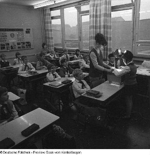 Schulen (Schuleinführung, Wahlveranstaltung, Apell, prominente Besucher, Veranstaltung, Konzert, Häuser, Kegeln, Skulptur, ...)
