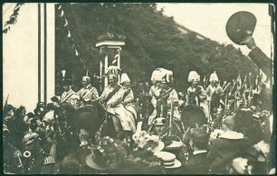 Einzug Kaiser Wilhelms II. und uniformierte Begleiter zu Pferd.