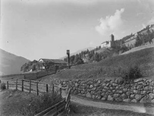 Südtirol. Sarnthein. Blick zur Burg Reineck, im Vordergrund der "Niederhauserhof"