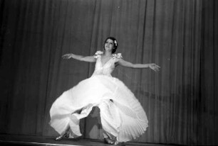 Berlin: Kabarett der Komiker; Romy tanzt (weißes Kleid)