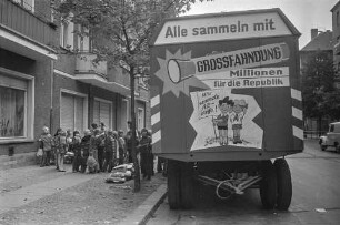 Grundschüler in Ostberlin bei Altpapiersammlung, 1975, Bild 2. SW-Foto © Kurt Schwarz.