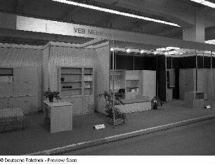Schrank Evelyn : Ausstellungskoje des VEB Möbelkombinat Dessau mit Kiefernholzmöbel. Ansicht mit Schrank "Evelyn