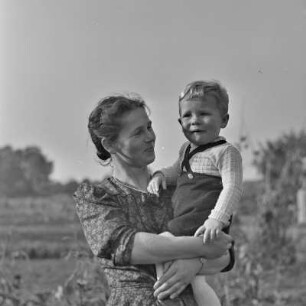 Famiienporträt in Groß Lubolz. Anscheinend Erich Rinkas Verwandte. Frau mit Sohn.