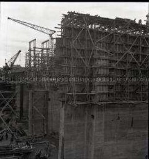 Baustelle zur Errichtung eines Großbunkers für deutsche U-Boote an der französischen Atlantikküste