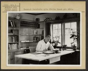 Martin Nowak-Neumann (Měrćin Nowak-Njechorński) bei der Arbeit. : Měrćin Nowak-Njechorński při dźěle.