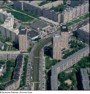 Wohngebiet Prohlis : Wohngebiet Prohlis (1976-1980; H. Michalk, U. Fehrmann, K. Lässig (Städtebau); G. Landgraf, I. Lampadius (Hochbau)). 17-geschossige Wohnhochhäuser (Typ WHH 17) an der Kreuzung Prohliser Allee/Spreewalder Straße