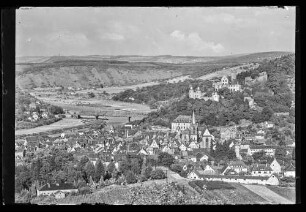 Blick Richtung Innenstadt, Maintal, alte Eisenbahnbrücke und Burg