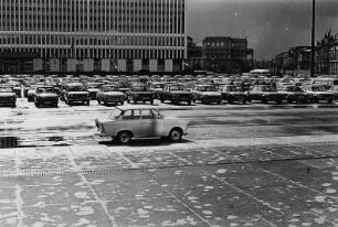 Blick vom Palast der Republik auf das Ministerium für Auswärtige Angelegenheiten und die Straße "Unter den Linden"