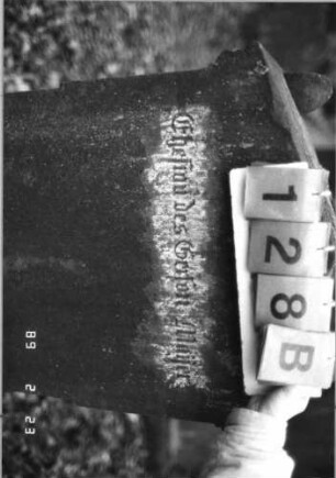 Grabstein 128 (Index: 99751928) Material: Sandstein Zustand: gut Maße HxBxT: 147x56x27 cm Beschreibung: Giebel m. Mittel-u. Eckakroteren, Schriftfeld eingetieft m. Rundbogenabschluß Symbolik: Ranken, Blätter, gestelztes Rundbogenfries: Grabstein 128B
